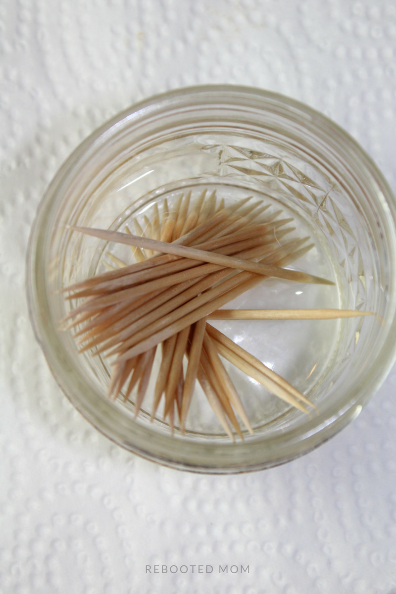 Flavored Toothpicks with Essential Oils are not only a wonderful way to keep your mouth busy, they can be a great way to support oral health!