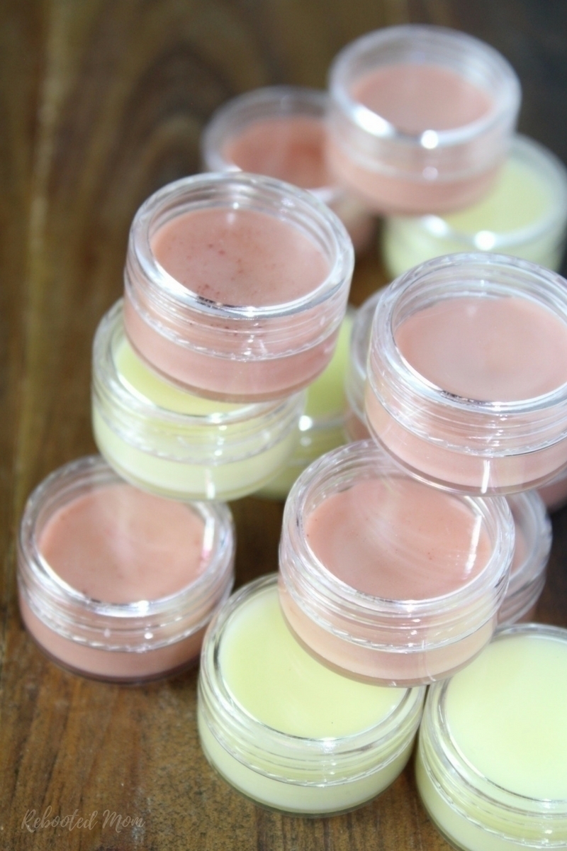 A simple DIY for lip gloss, colored naturrally and made with simple lip-loving ingredients! These are great to give as gifts for friends or family!