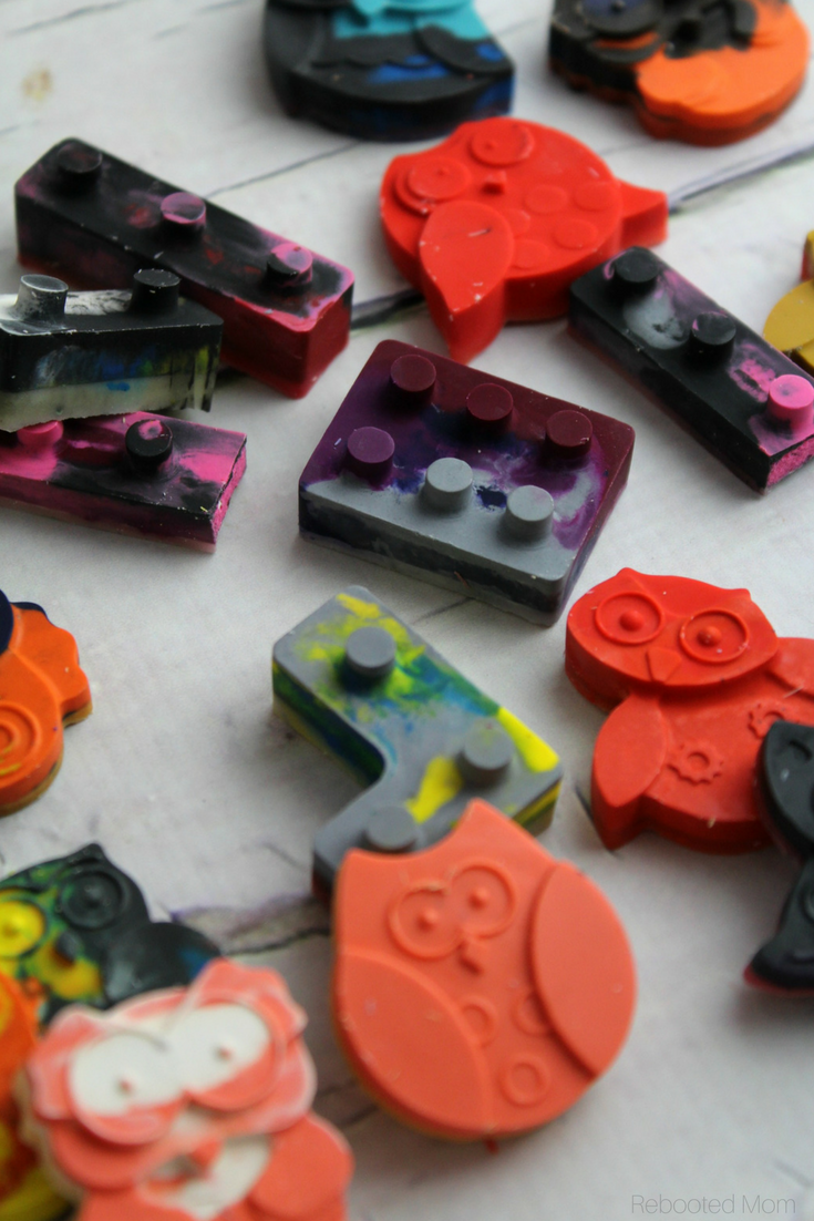 Here's a FUN way to upcycle all those old color crayons! #Crafts | #DIY | #Kids
