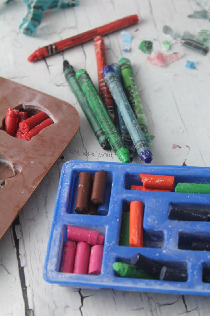 Here's a FUN way to upcycle all those old color crayons! #Crafts | #DIY | #Kids