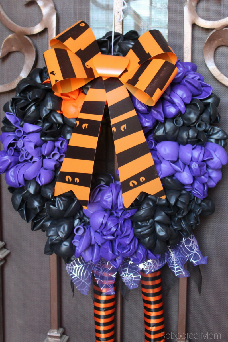 This DIY Halloween Balloon Wreath is an easy project to do with your kids to get ready for Halloween! #Balloon | #Wreath | #Halloween