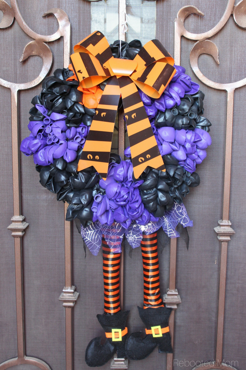 This DIY Halloween Balloon Wreath is an easy project to do with your kids to get ready for Halloween! #Balloon | #Wreath | #Halloween