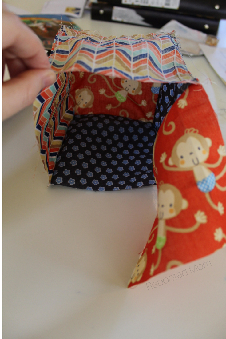 These soft rattle baby blocks are a great way to use fabric scraps and are super easy to sew, even for a beginner! #baby #sewing