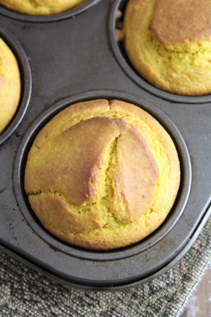 Put a delicious autumn spin on traditional cornbread with these pumpkin cornbread muffins. #pumpkin #cornbread