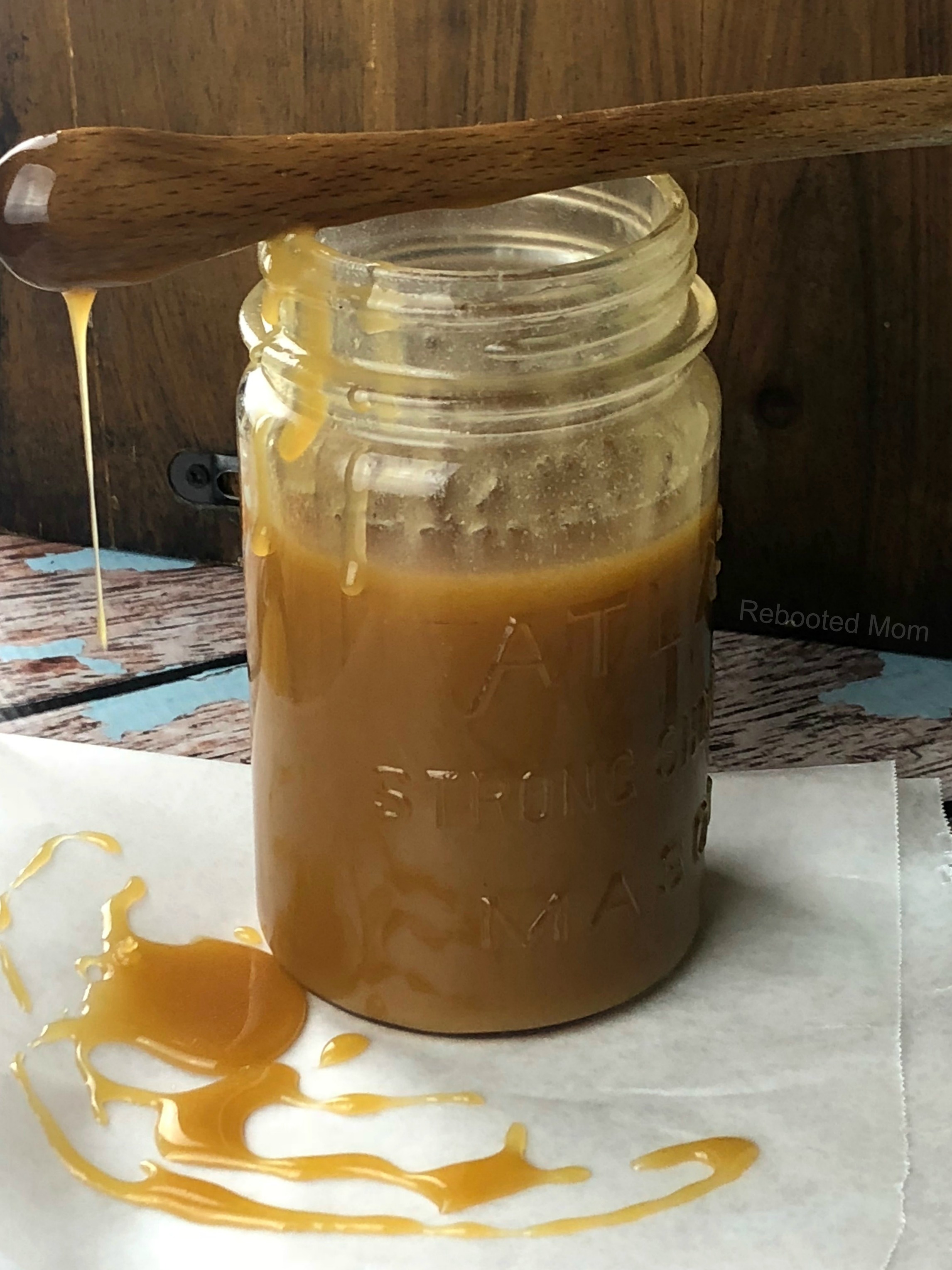 Use an abundance of whey to make this delicious whey caramel sauce, made quite easily at home with just a few simple ingredients!