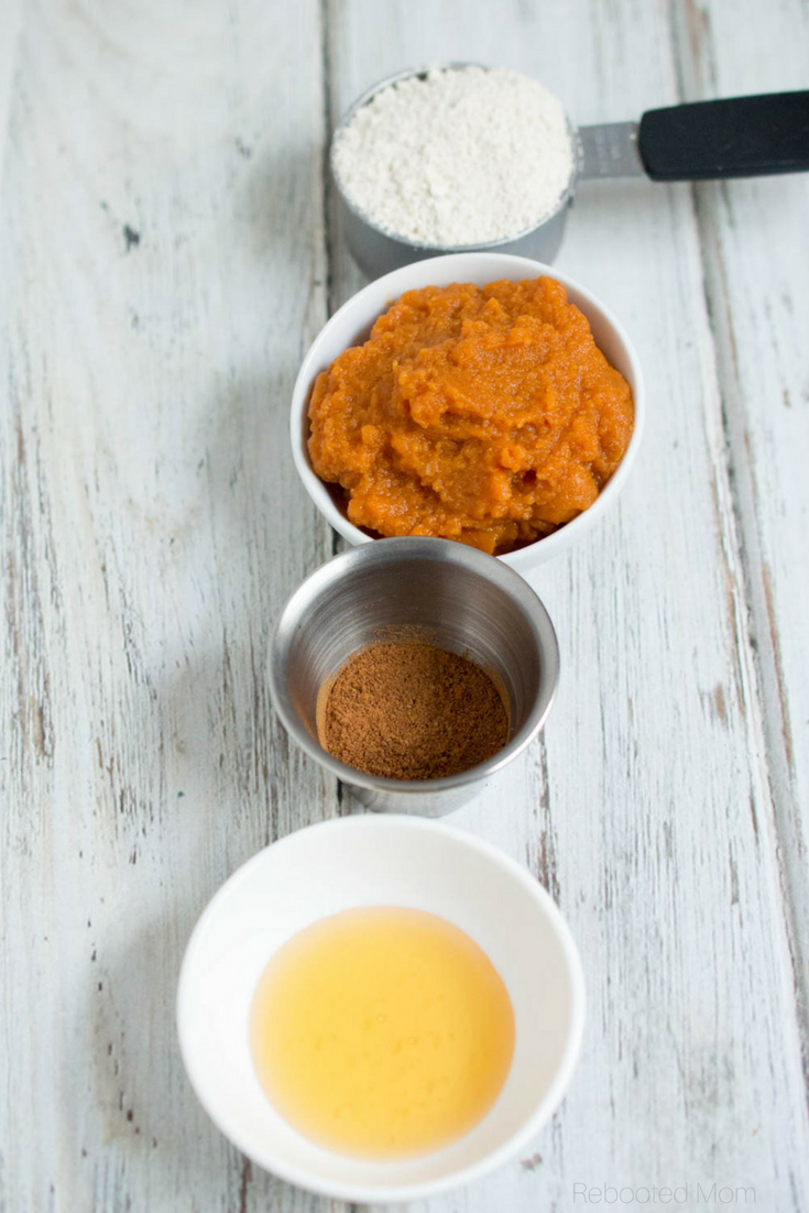 Who says Pumpkin is just for pumpkin pie?  This pumpkin spice face mask is amazing for the skin and a great way to use up leftover canned pumpkin  #pumpkin #mask #DIY