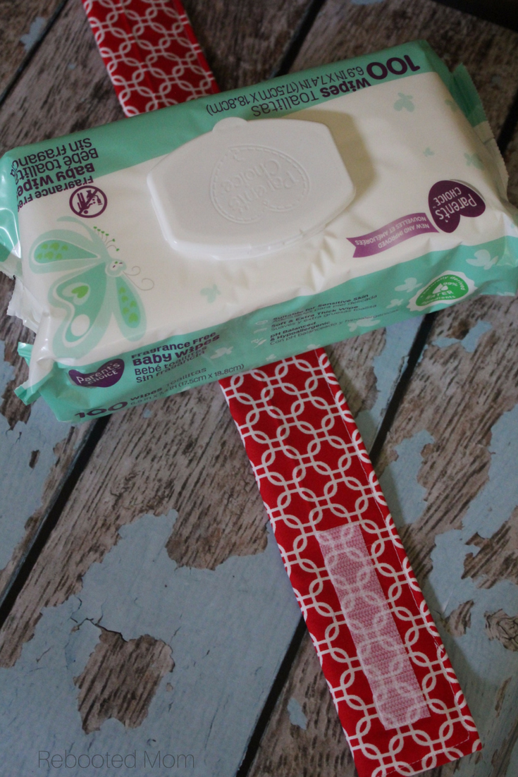 This easy sew diaper and wipes strap is such a fun way to use your fabric scraps and takes just minutes to sew together! It makes a neat addition to a baby gift! #baby #sewing #fabricscraps #homemadegift