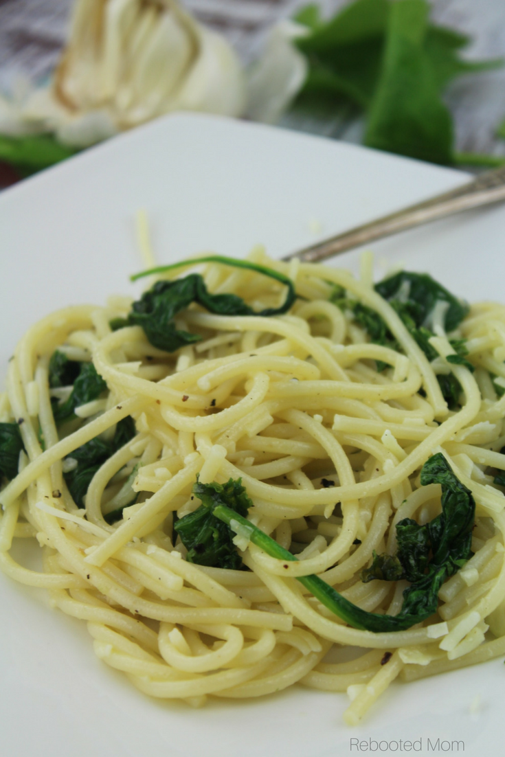 An incredibly delicious meatless meal that is simple on ingredients but BIG on flavor!    #meatless #spinach #kale #healthy #pasta