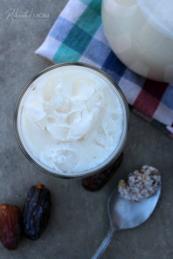 Date Sweetened Mexican Horchata: A creamy, healthy and simple homemade Mexican Horchata that's naturally sweetened with medjool dates. #healthy #horchata #Mexican #CincodeMayo #norefinedsugar #dates