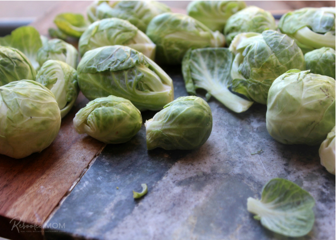 An easy pickling recipe for pickled Brussels Sprouts that transforms Brussels Sprouts into crunchy and tangy sprouts covered in a flavorful brine rich in garlic and spices.