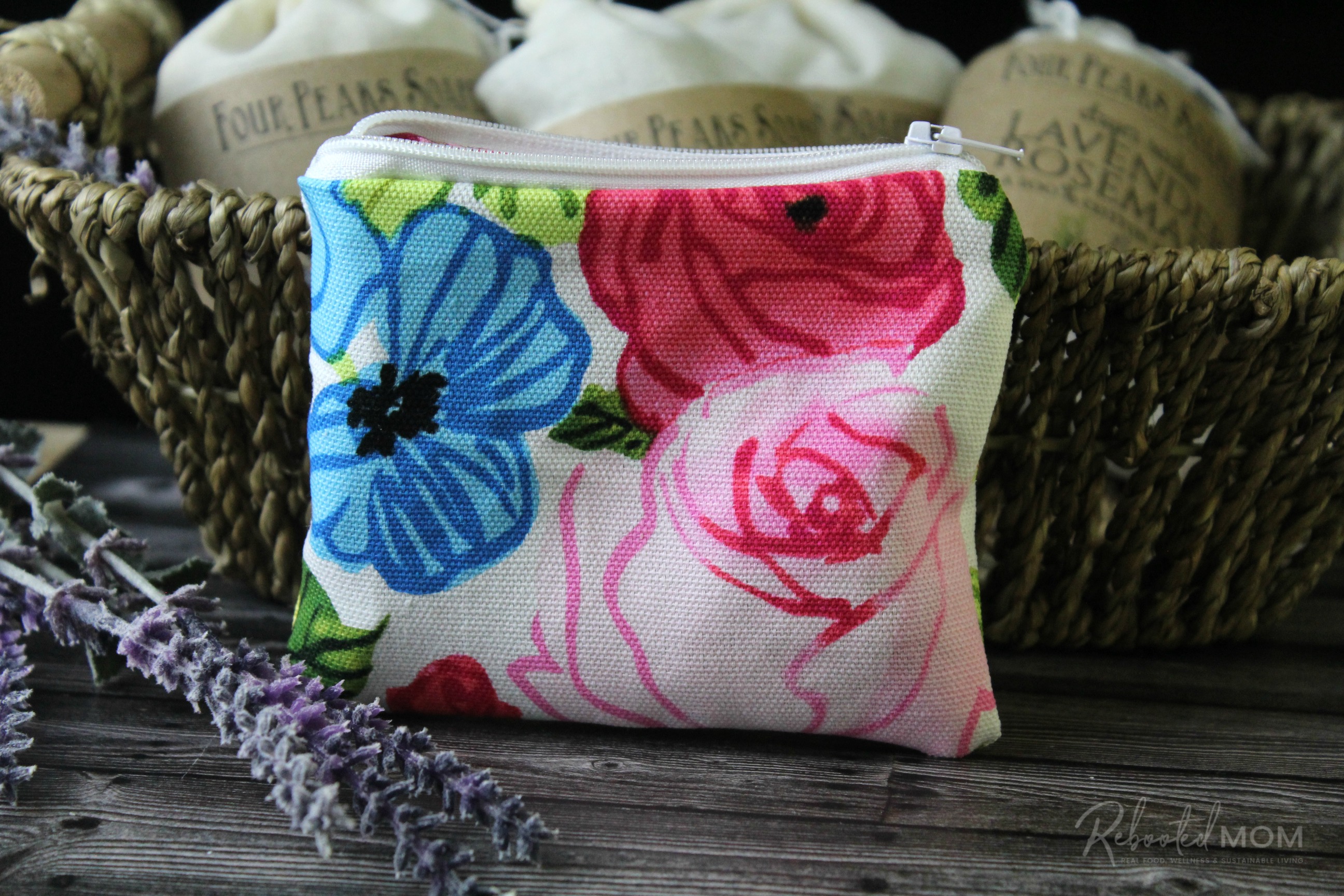 Small zipper pouch with roses