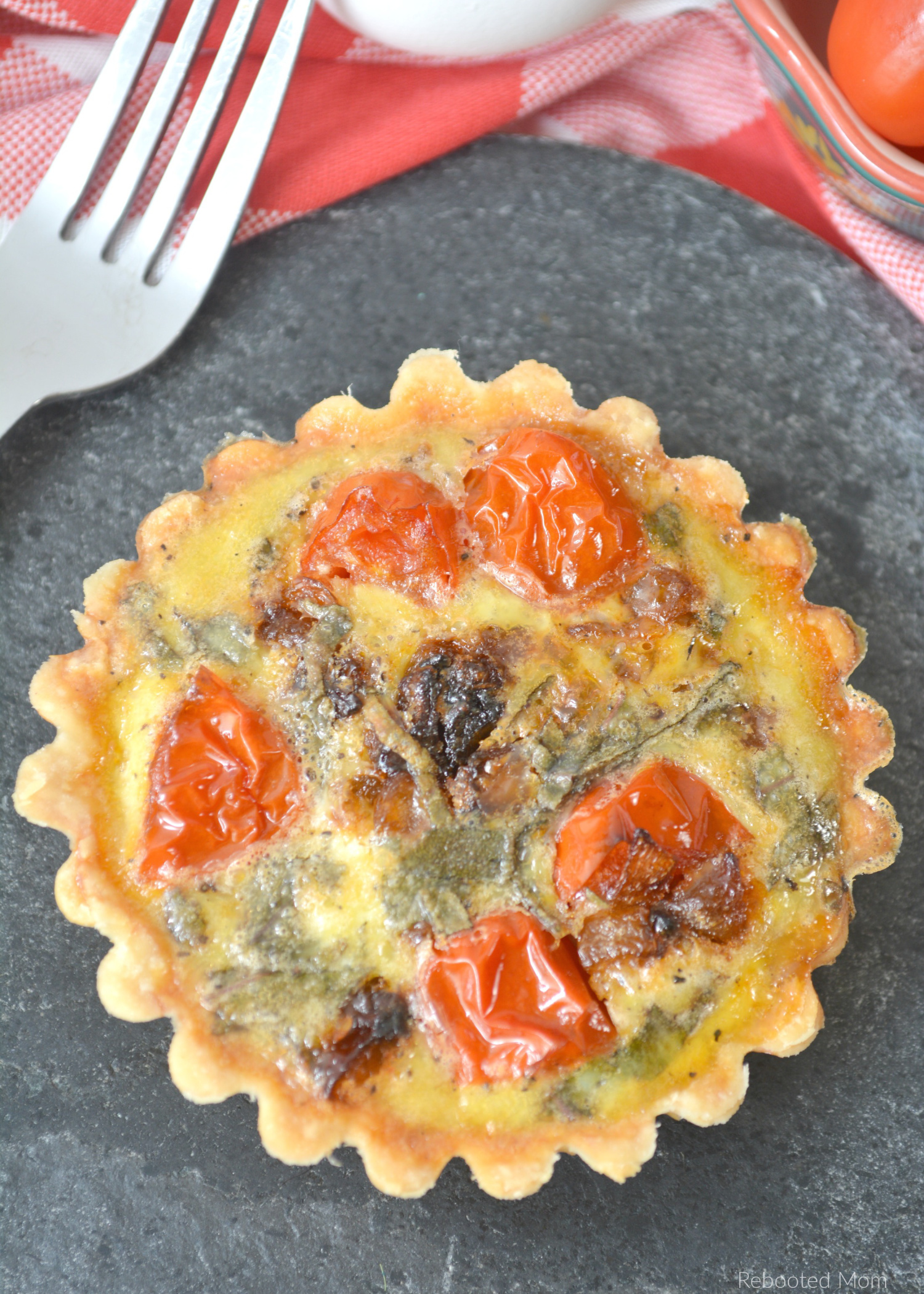 Goat Cheese & Tomato Tart // Easy and healthy Goat Cheese & Tomato Tart - whipped together easily with simple ingredients in a ready made pie crust. Perfect for a light summer dinner!
